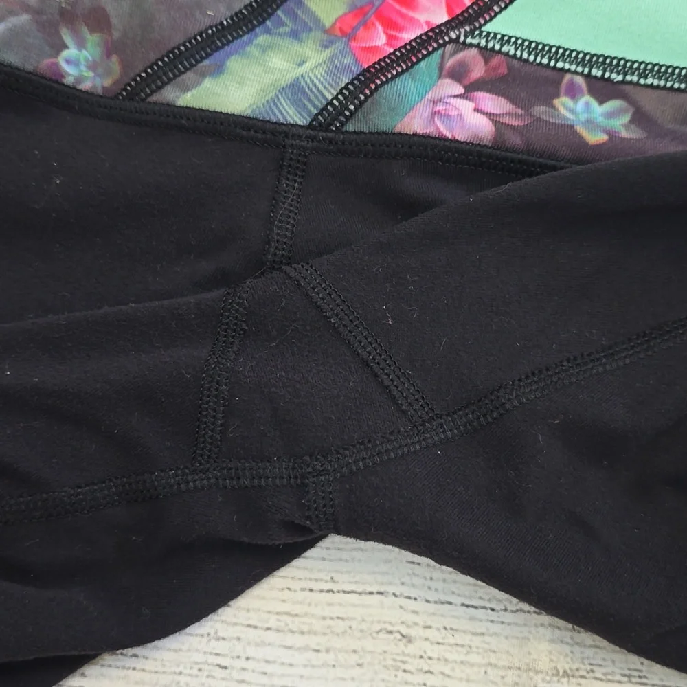 Lululemon Crop Size 4 - Picture 5 of 8